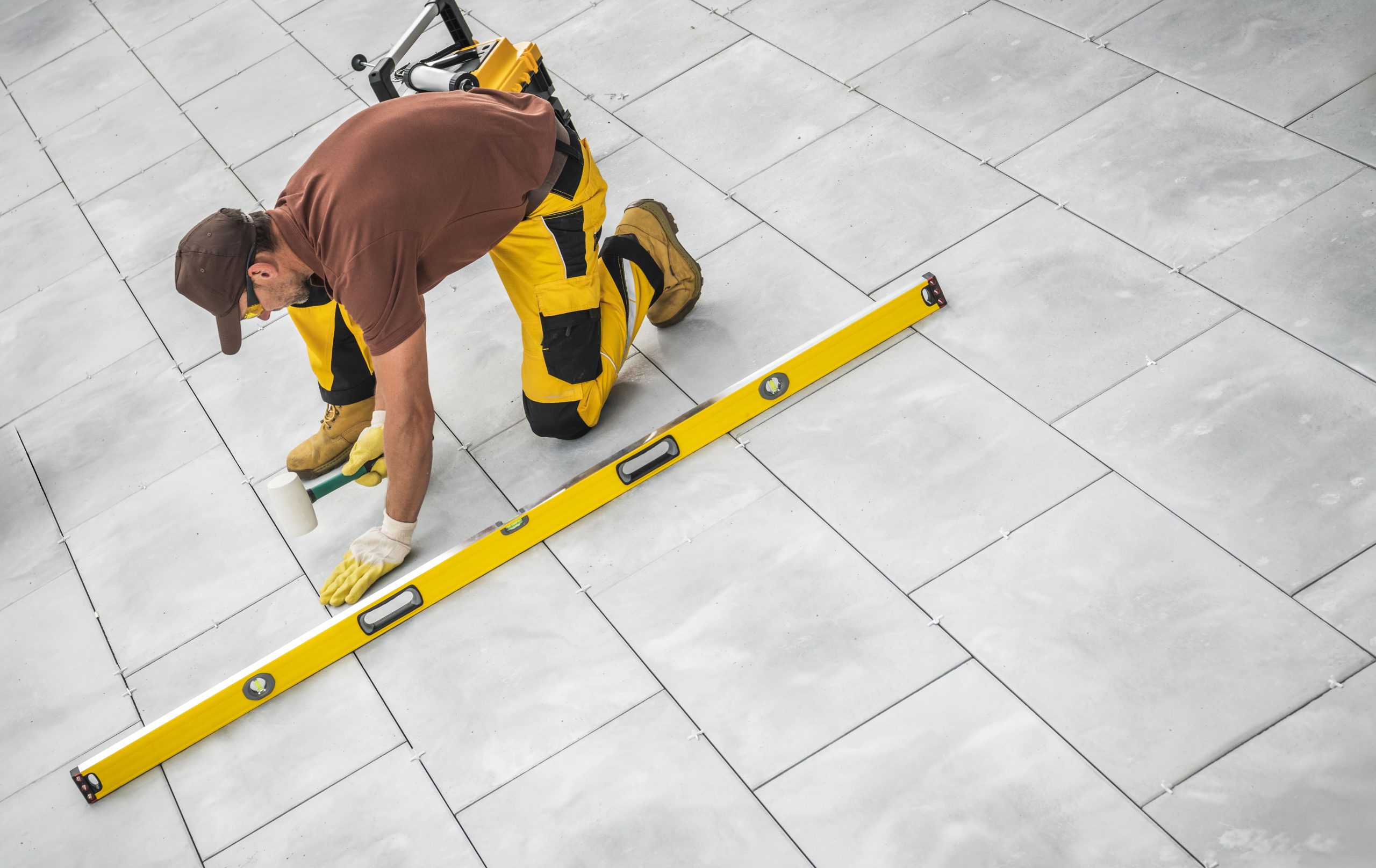 caucasian-construction-worker-building-outdoor-con-2026-01-08-22-54-54-utc